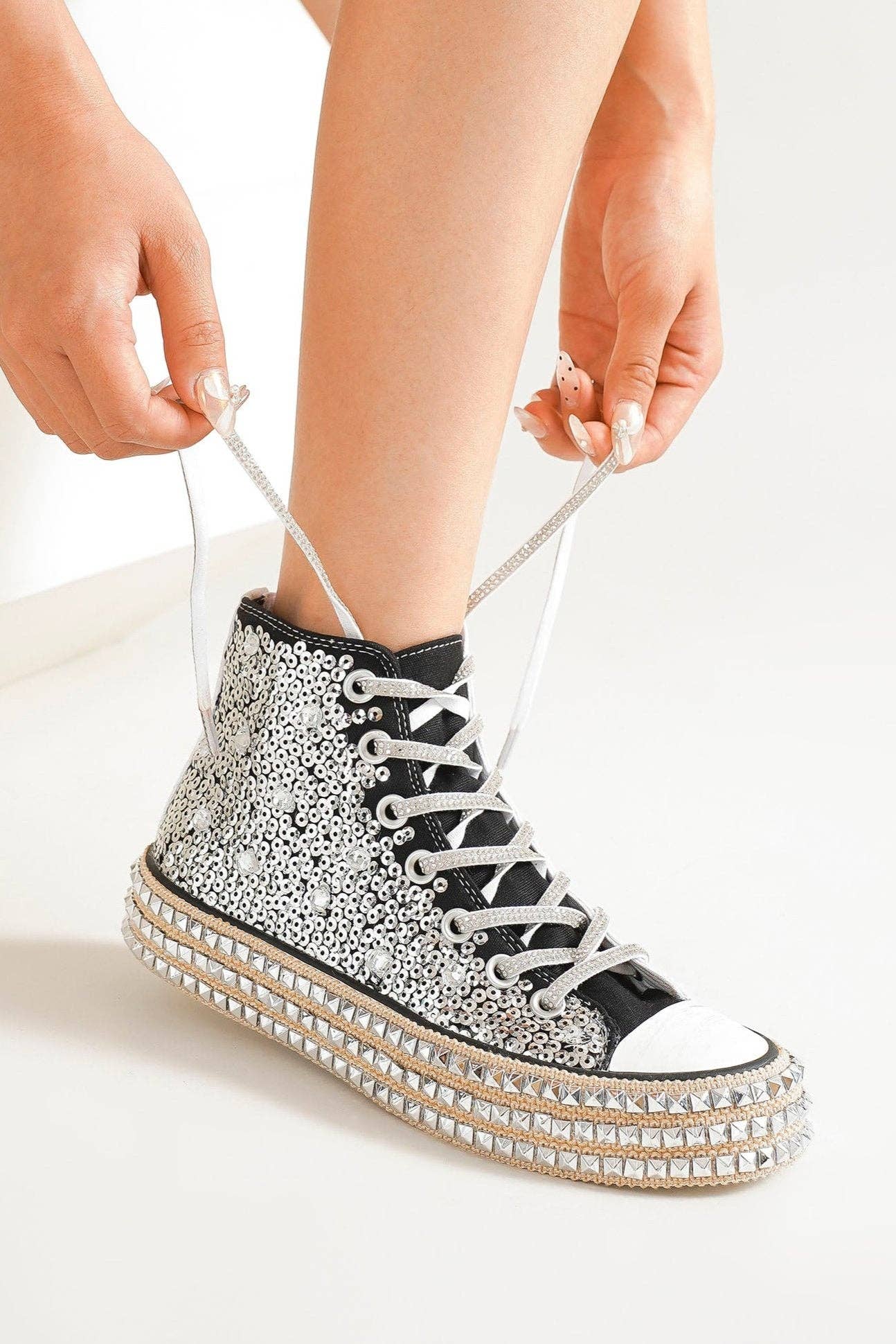 Noir/Blanc Baskets montantes cloutées ASH-03 en vente sur Faire3