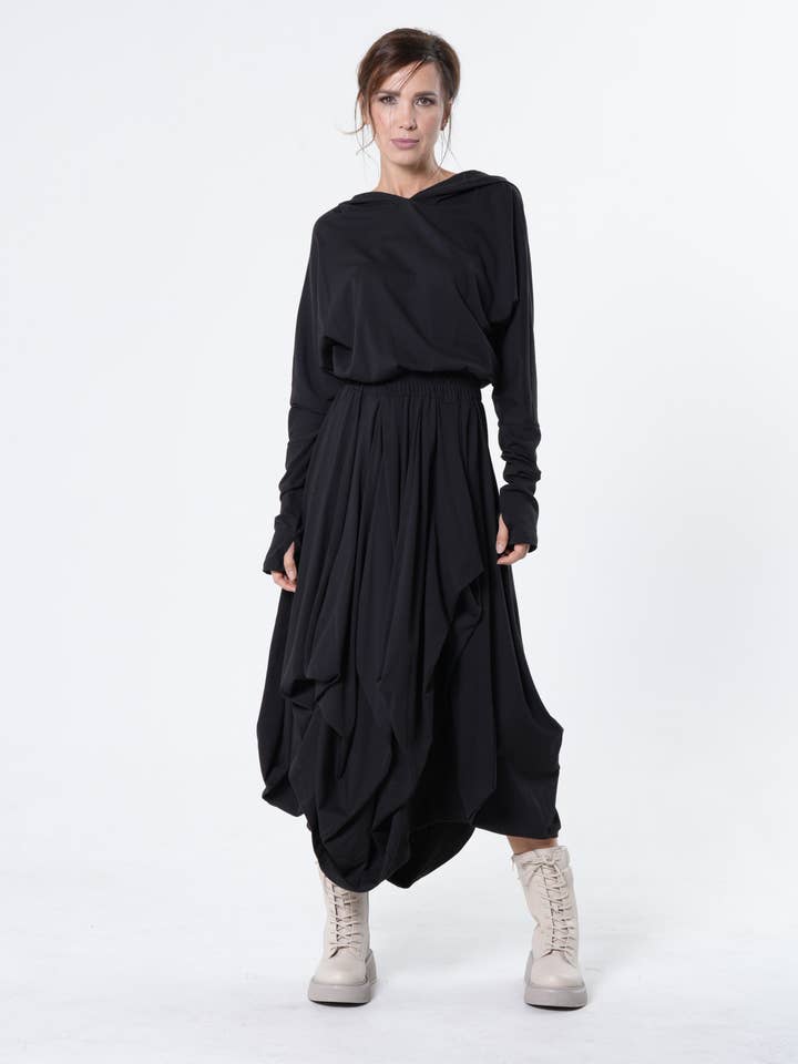 Robe midi à capuche noire pour la vente par Metamorphoza