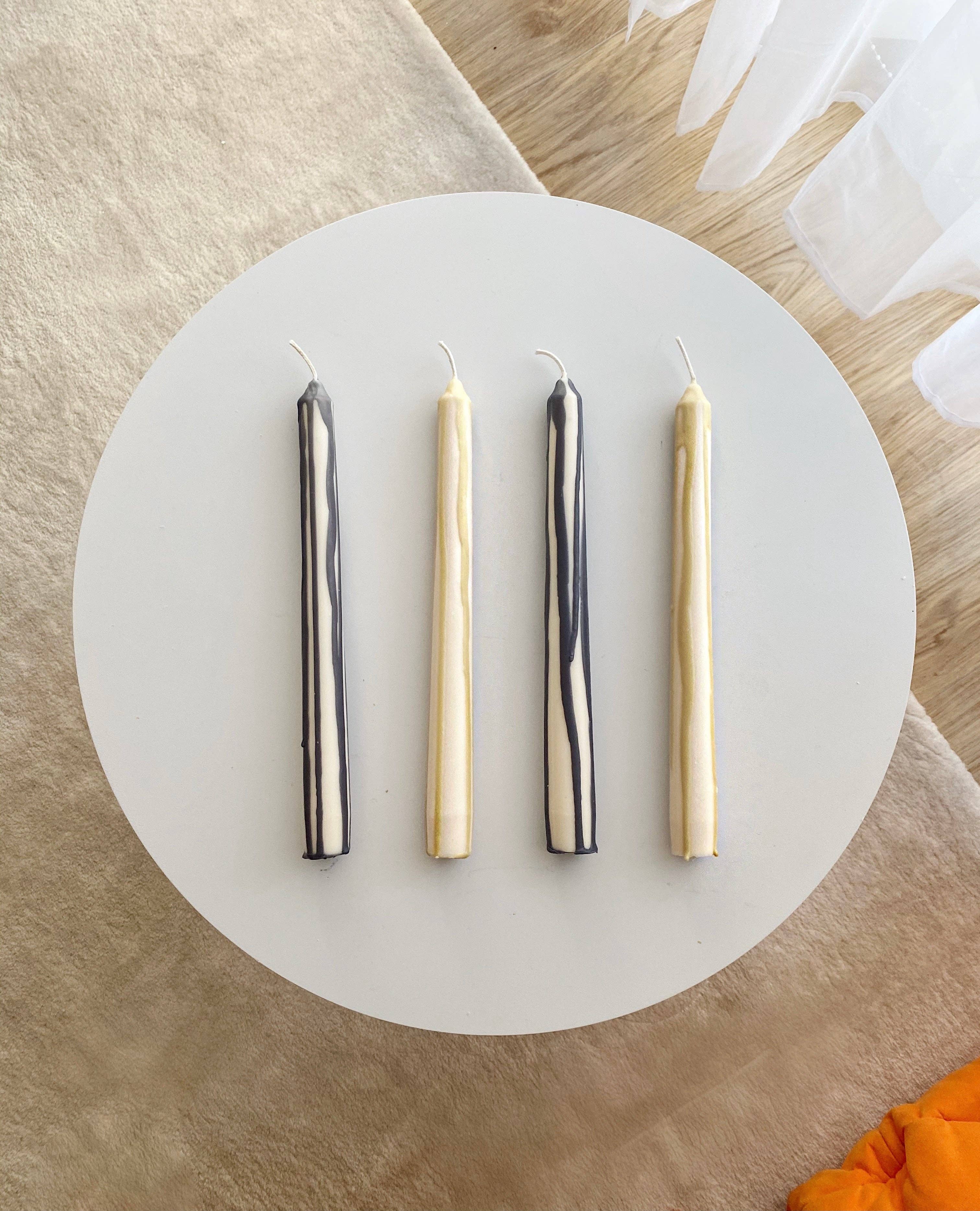 SoieLondon - Vente Bougies/bougeoirs coniques - Ensemble de 2 bougies effilées goutte abstraite charbon de bois véganes en soja1