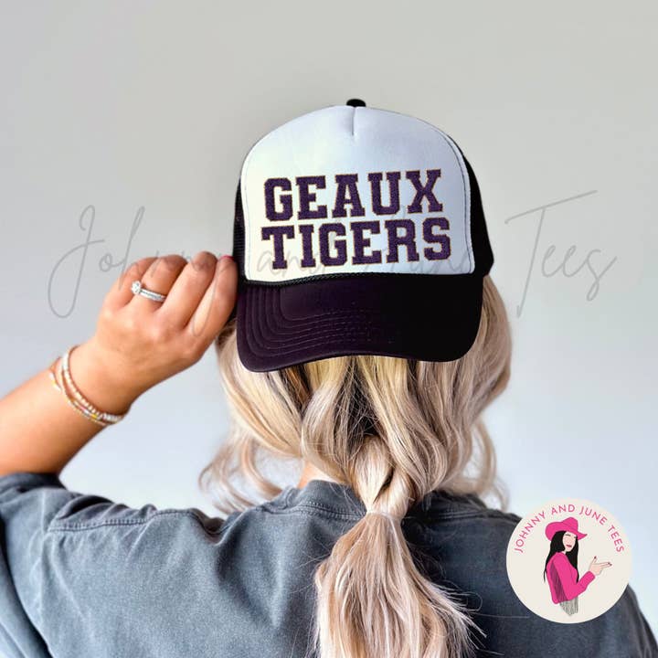Casquette de camionneur Geaux Tigers LSU en fausse chenille avec lettres, pied LSU pour la vente par Johnny and June Tees