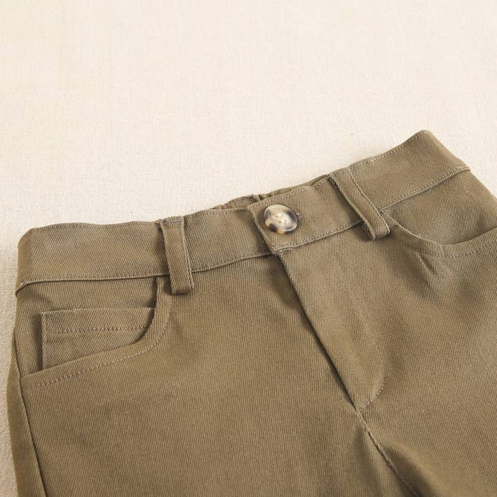 militair groen Dunne chino voor kinderen in kaki kleur voor groothandel op Faire