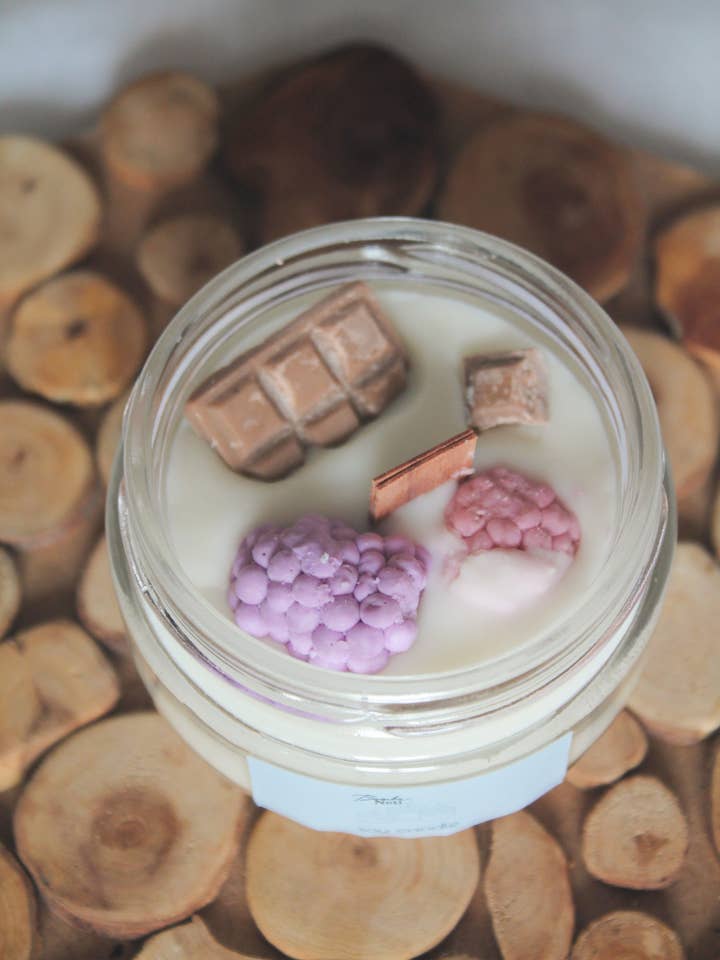 Bougie de soja aux baies de cire pour la vente par bomba_neti