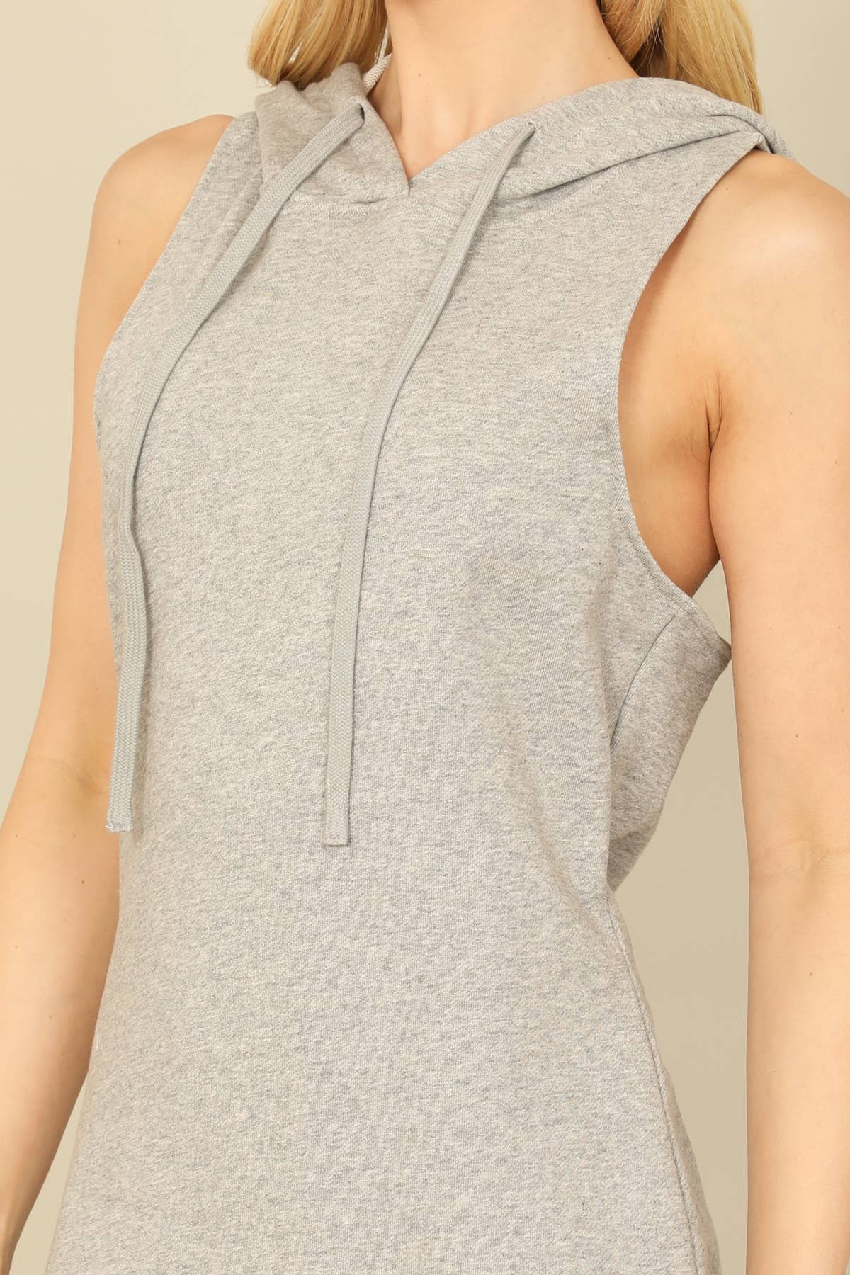 MYS Wholesale Inc - Vente Robe – femme - Robe mini à capuche sans manches avec cordon de serrage8