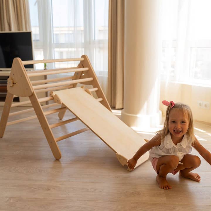 Farnora Decor – Großhandel Holzspielzeug – Kinder – Pikler Triangle Kletterset 2 Holzfarben+Rampe (groß)1