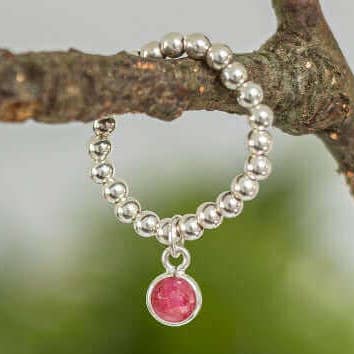 Bague de naissance en argent sterling avec rubis pour la vente par Made Here with Love