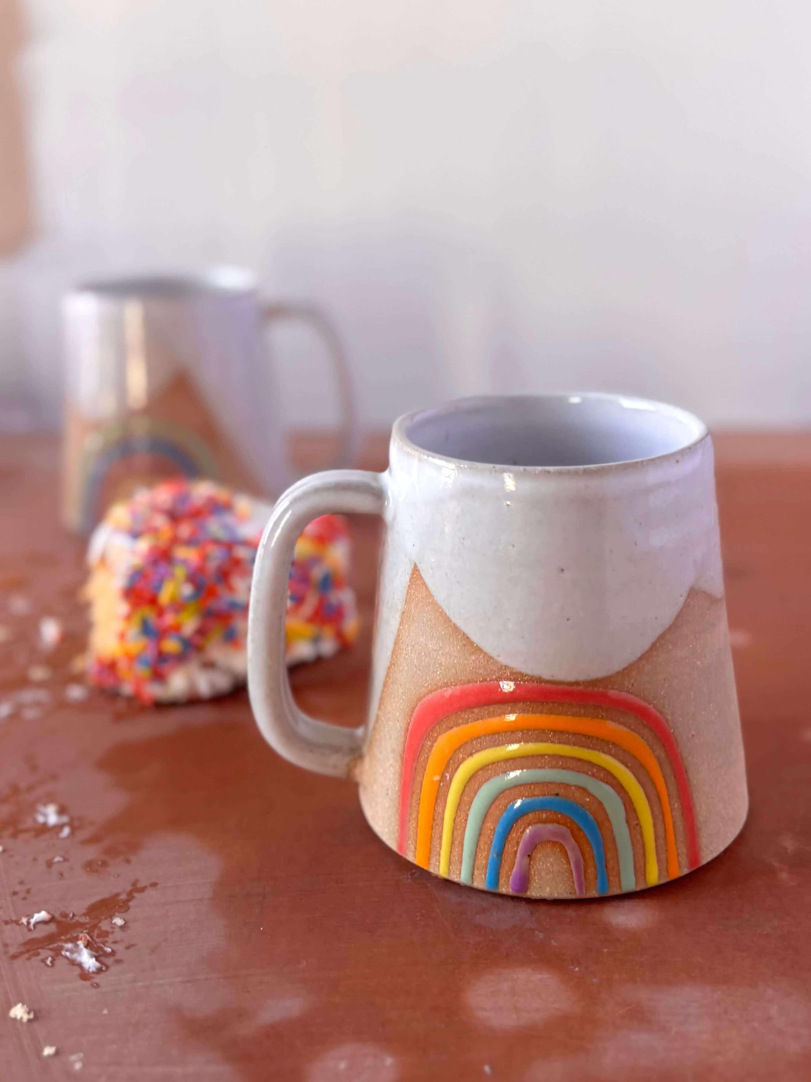 ROB Ceramics – wholesale Kaffekoppar – Regnbågsmugg i handgjord keramik4