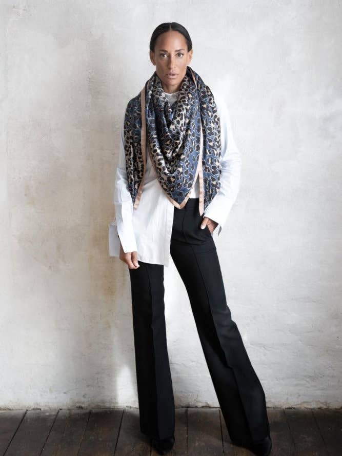 Sciarpa a triangolo Leo Blu per la vendita all'ingrosso da parte di Ebony & Ivory