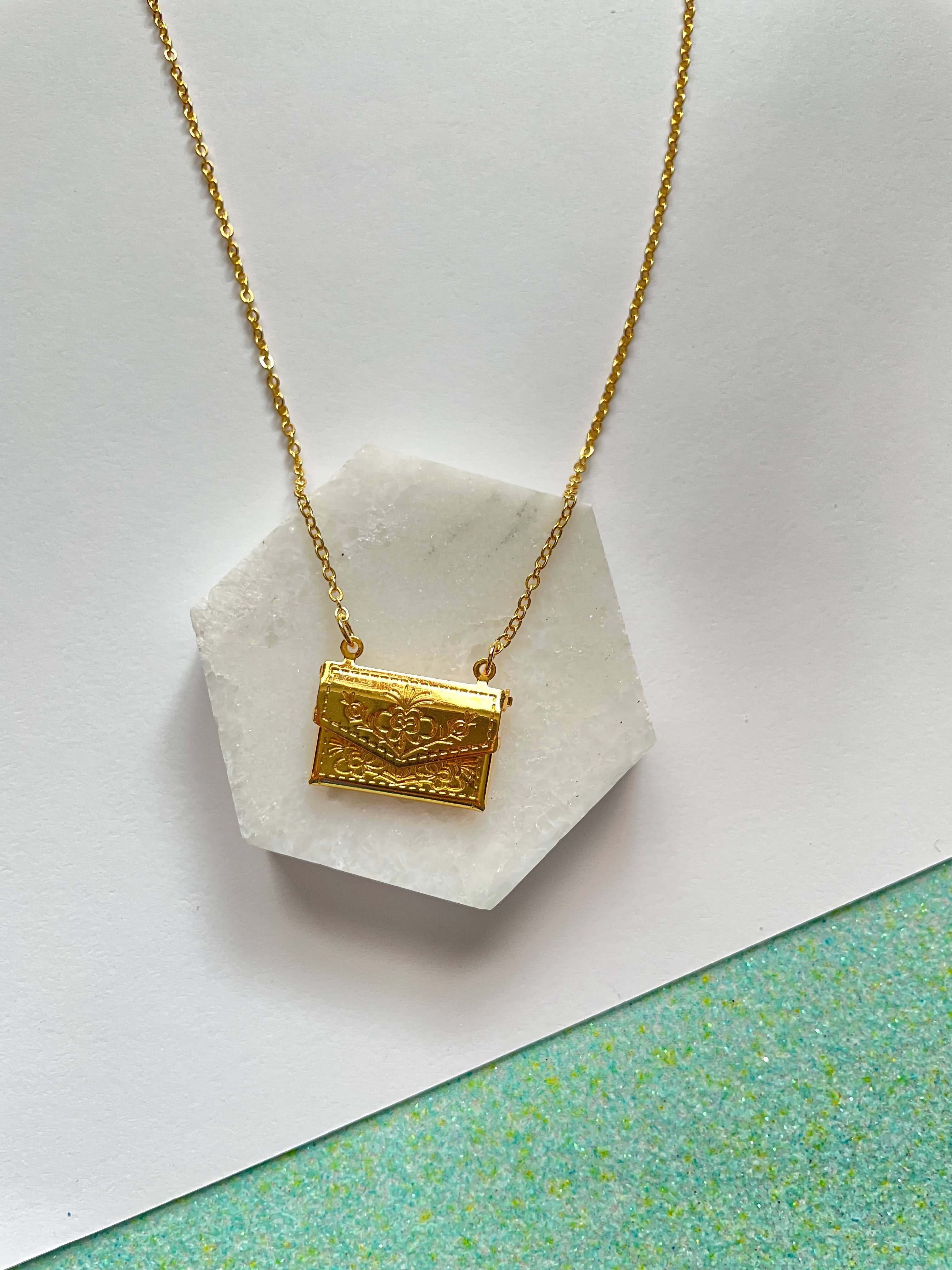 Qurio Studio - Vente Collier à médaillon - Enveloppe de collier lettre d'amour avec médaillon0
