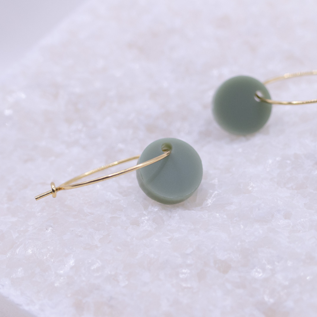 Tilda&Theo - Wholesale Dangle Earrings - Green creole circle - green dot earrings in gold1