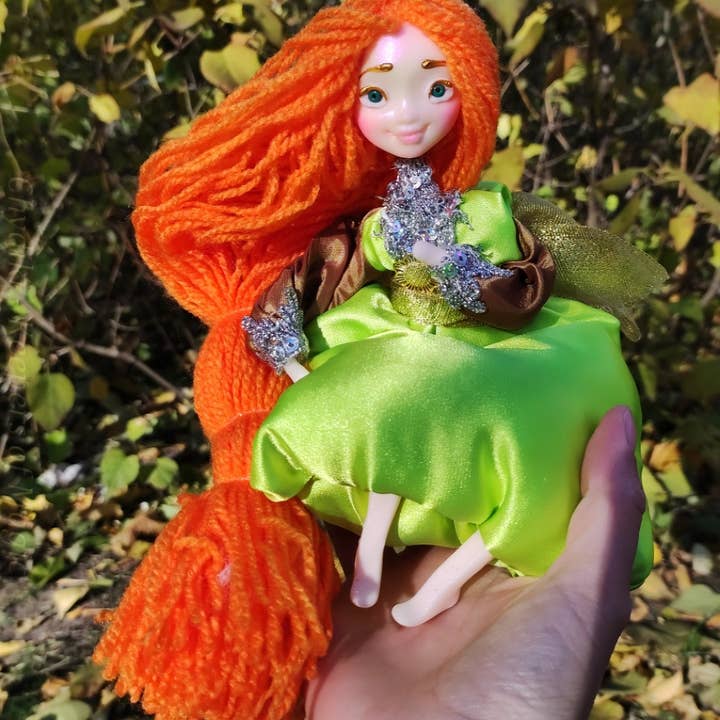 tutti i colori dell'arcobaleno Bambola decorativa da appendere fantasia stravagante in vendita all'ingrosso su Faire3