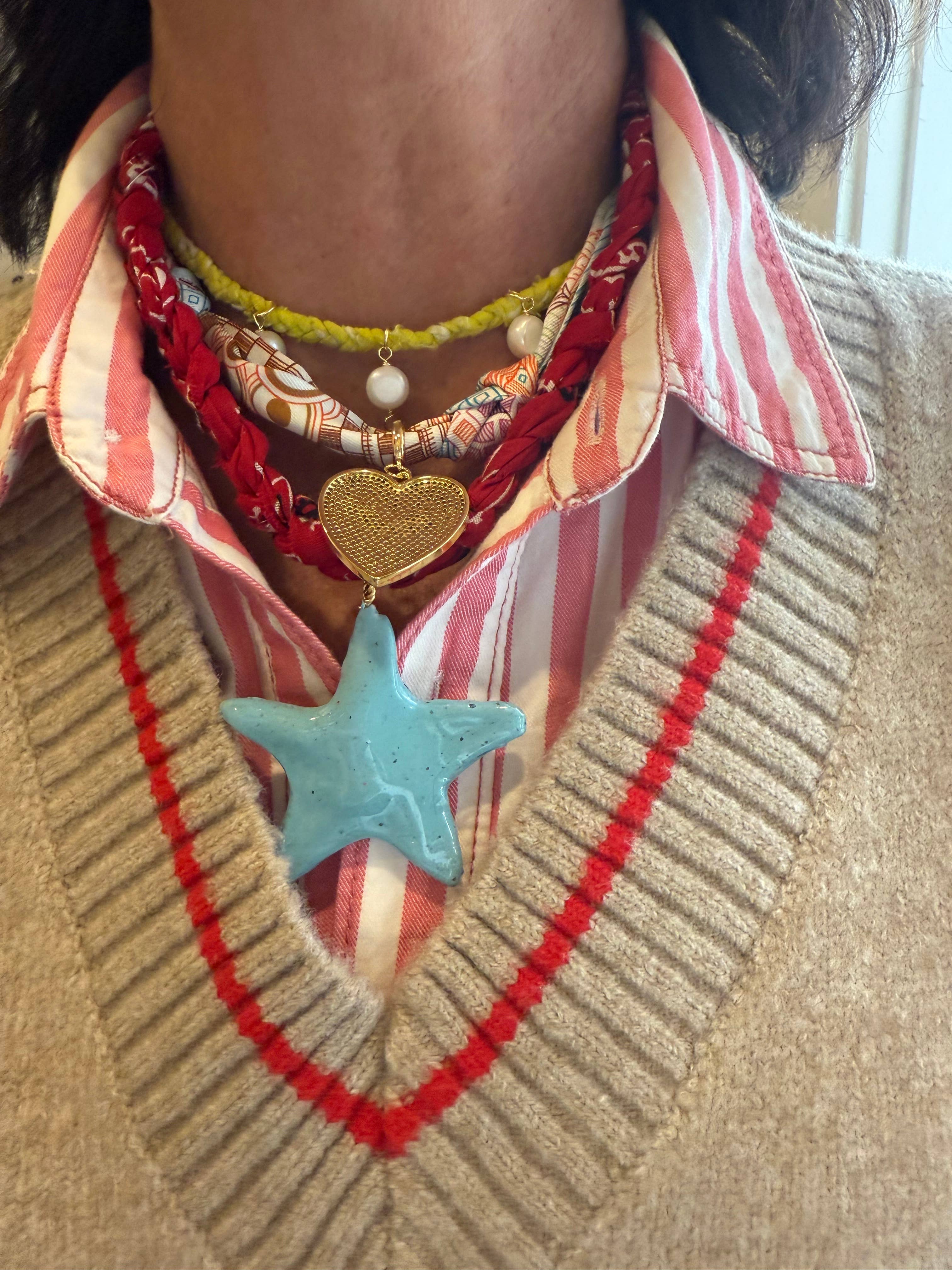 Chic’d Out - Vendita all'ingrosso Collana con ciondolo/pendaglio - Bandana Rosso Spesso con Collana a Stella Rossa3