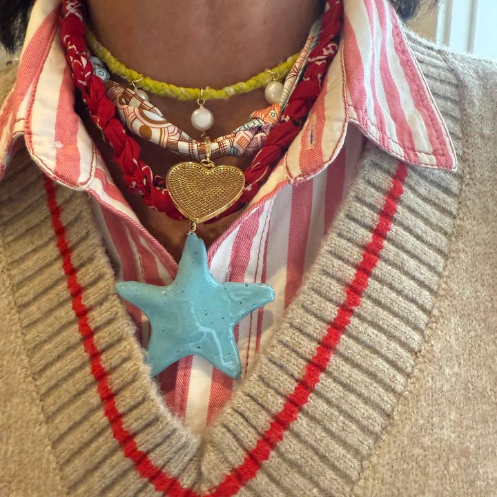 Chic’d Out - Vendita all'ingrosso Collana con ciondolo/pendaglio - Bandana Rosso Spesso con Collana a Stella Rossa3