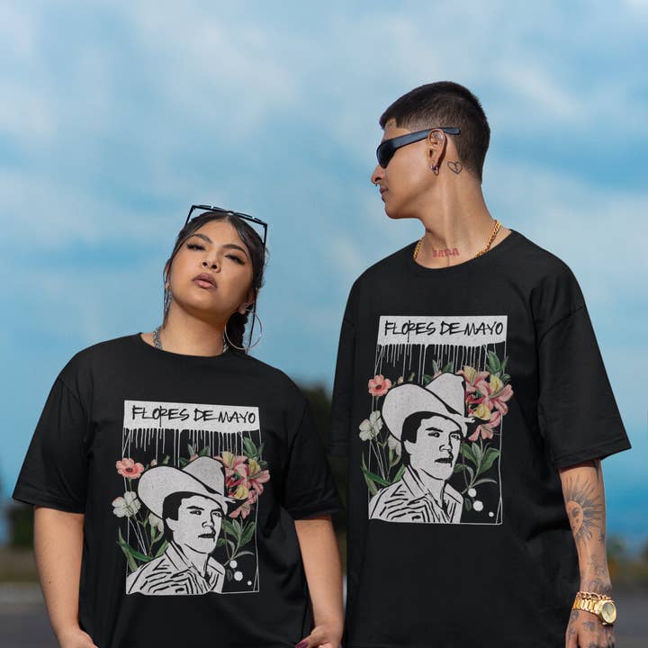 Las Changuis Tianguis – Großhandel T-Shirt mit Siebdruck – Unisex – Chalino Sanchez 'Flores de Mayo' Unisex-T-Shirt1