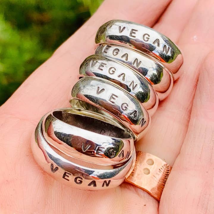 Anneau Vegan pour la vente par Christy Robinson Design