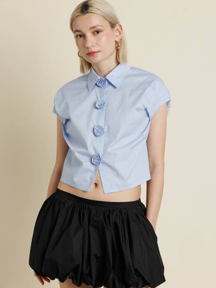 AT2113 - SKJORTE MED BLOMSTERKNAPPER for engroshandel hos Aureum