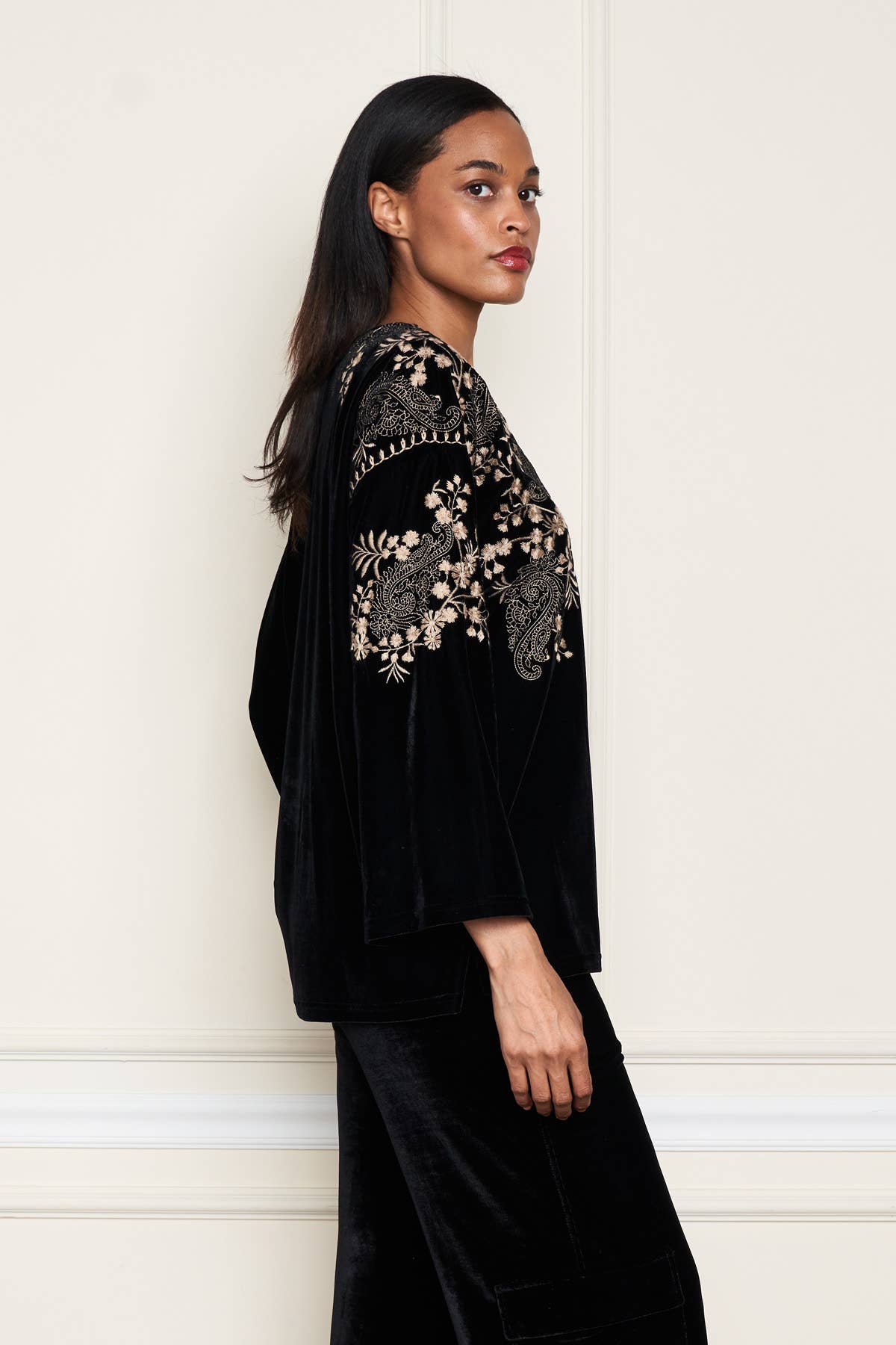 Paparazzi - Venta al por mayor Blusa - Mujer - Top de terciopelo elástico con bordado tonal en hombro 1321-MAT1