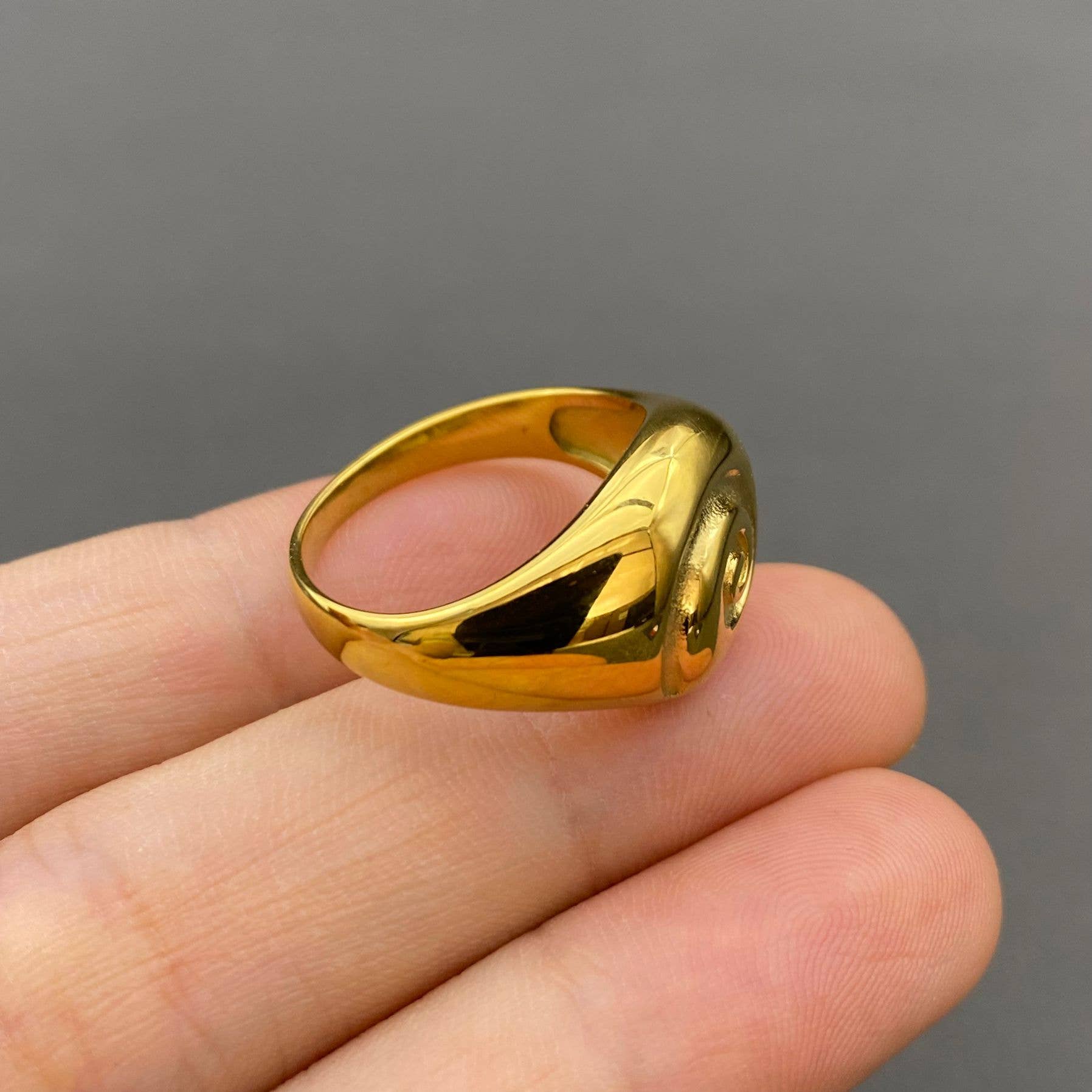 Mio Queena - Wholesale Cocktail/gelegenheidsring - 18K Verguld Roestvrij Stalen Glanzende Vortex Zegelring - FGS1