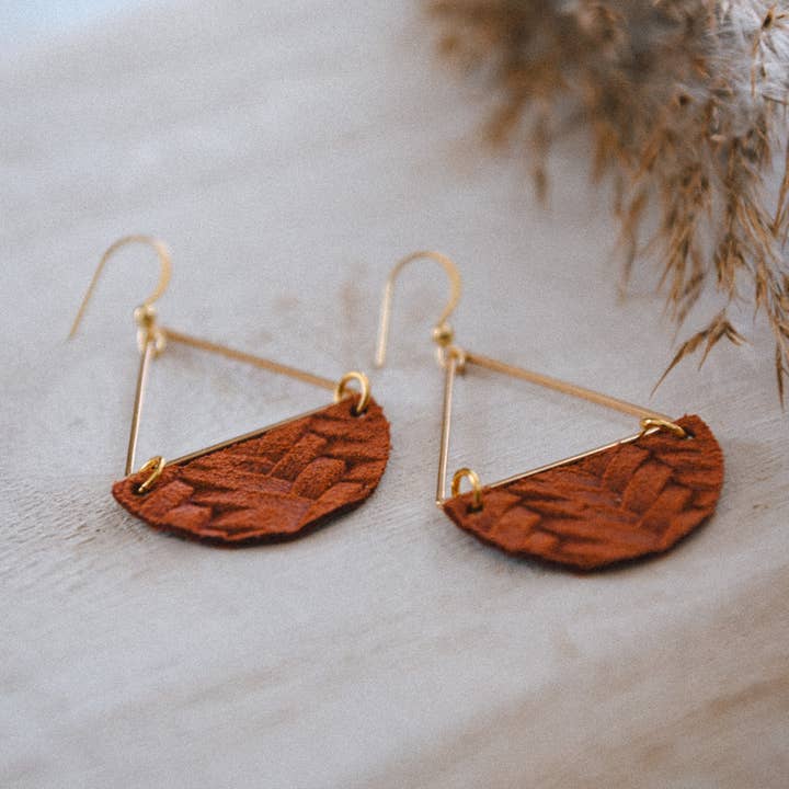 Cecelia Designs Jewelry – Brincos de argola por atacado – Brincos Triangulares e Meia-Lua em Pele 0