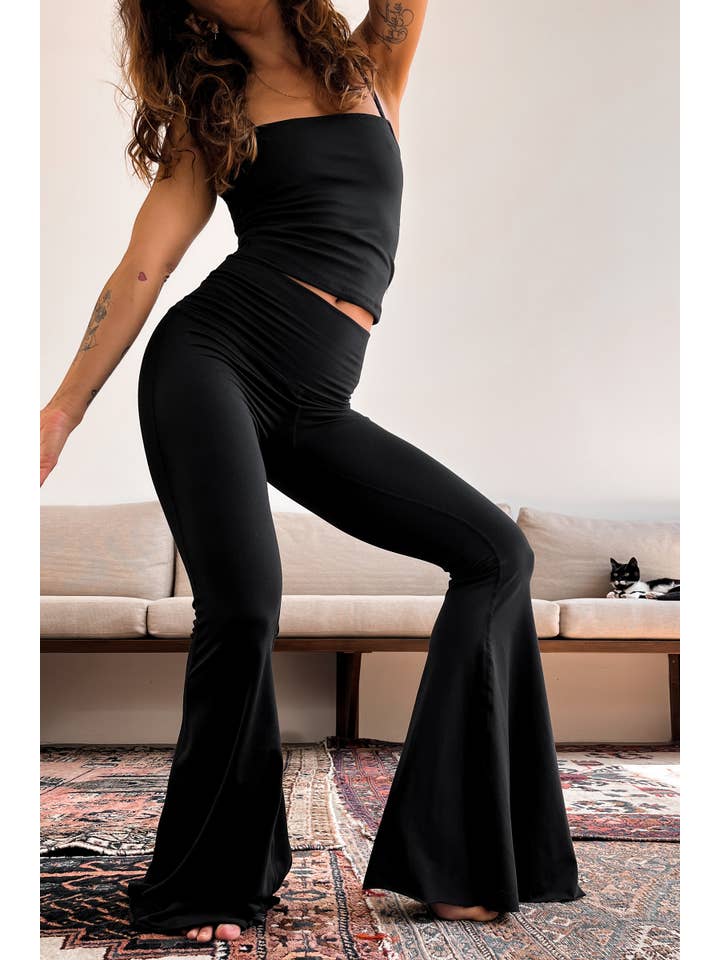 Teeki Boutique + WithLove USA Made ~ Wholesale - Vendita all'ingrosso Pantalone - Donna - Con Amore ♡ Pantaloni a Zampa Neri a Vita Alta e Corti3