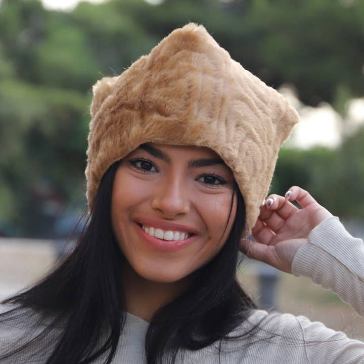 Bonnet en fourrure brodée, bonnets en laine pour la vente par Purple Sardine