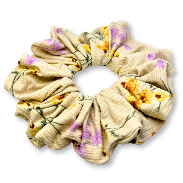 Chouchou côtelé d'été ivoire à fleurs pour la vente par Enchanted Scrunch