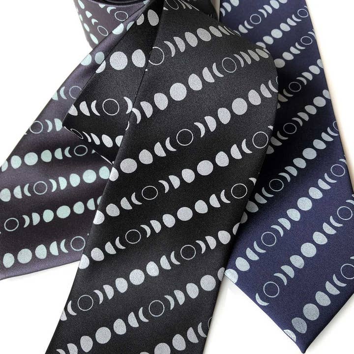 Cravate Moon Phases, cravate imprimée du calendrier lunaire pour la vente par Cyberoptix Tie Lab