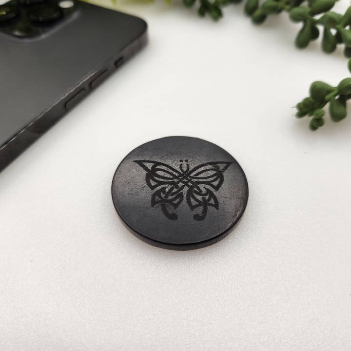 Meraki Gemstones - Wholesale Spirituele steen/kristal - Shungite EMF-telefoonsteen met vlindergravure - 40 mm3