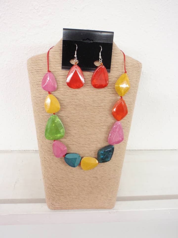 2 RODE STRENGEN MET MEERKLEURIGE HOUTEN KETTING SET 18710 voor wholesale door International Duru's