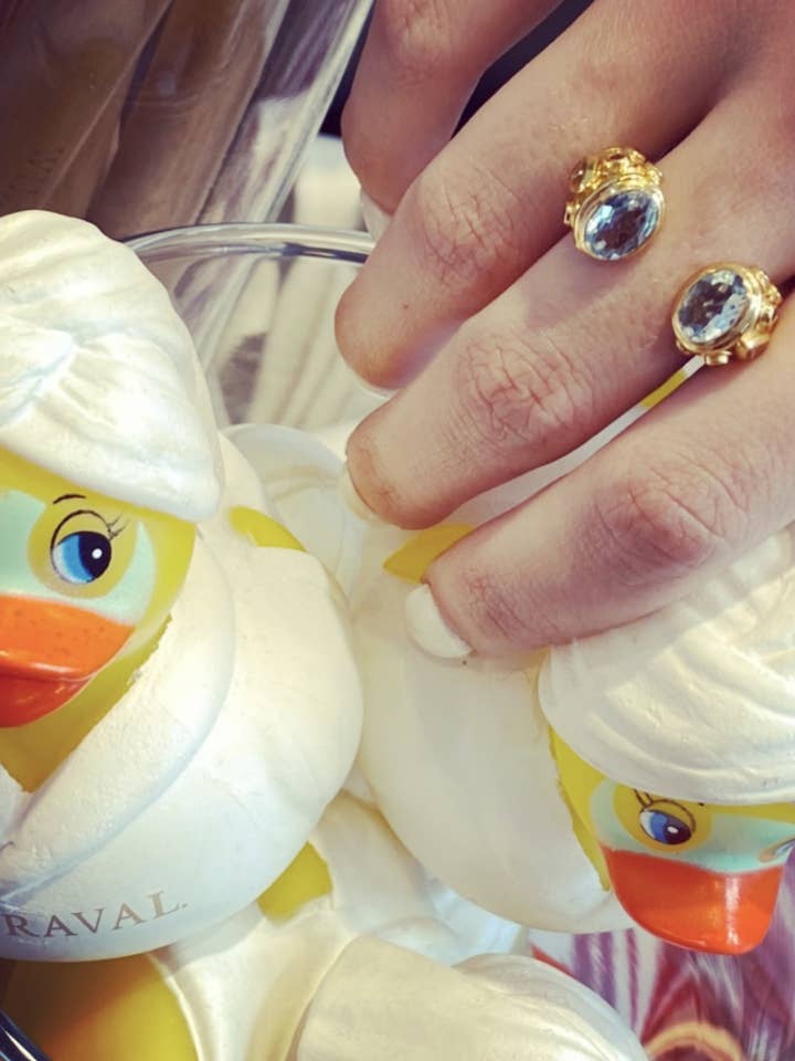 Kleine serpentijn open stenen ring cabochon blauwe topaas voor wholesale door Sikara & Co.