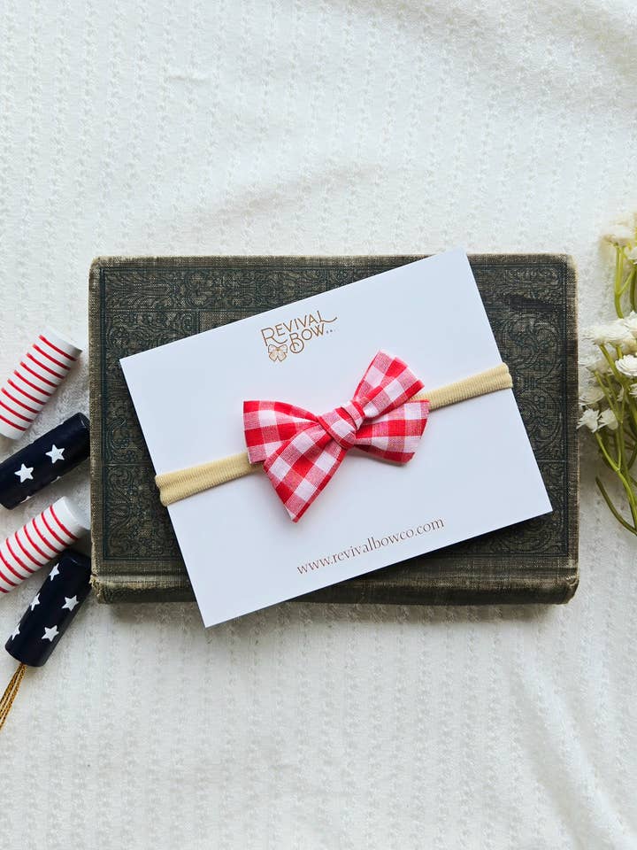 Laço Mini Pinwheel em Bandolete • Xadrez Vermelho • 4 de Julho por atacado de Revival Bow Co.