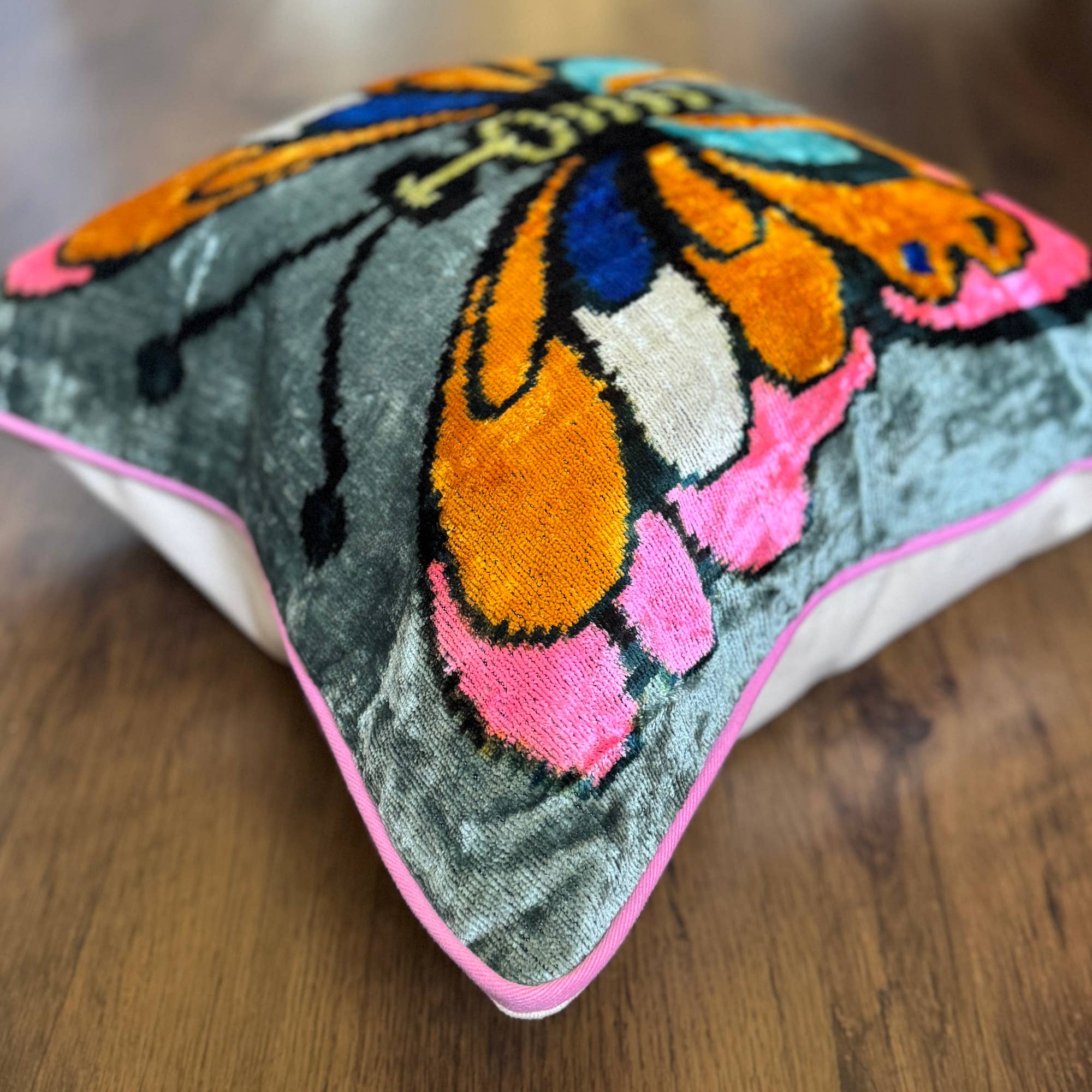 Mila∞Miro by Emelie – Großhandel Zierkissenbezug – Samt Ikat Kissen Schmetterling | Samt Ikat Kissenbezug2