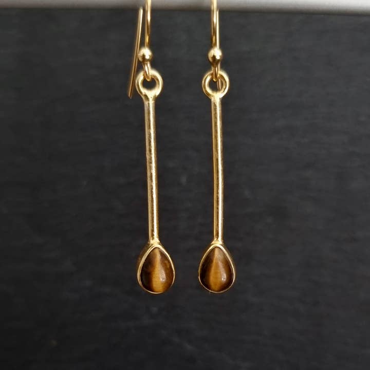 Guldpläterade tårformade örhängen med tigeröga i 925 silver, E15GTE för wholesale av Mistry Gems