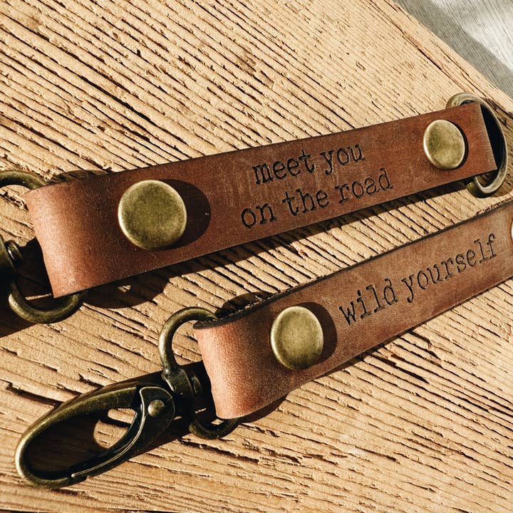 Porte-clés en cuir rustique II Gravé II Lanière de clé pour la vente par Spiritual Whiskey