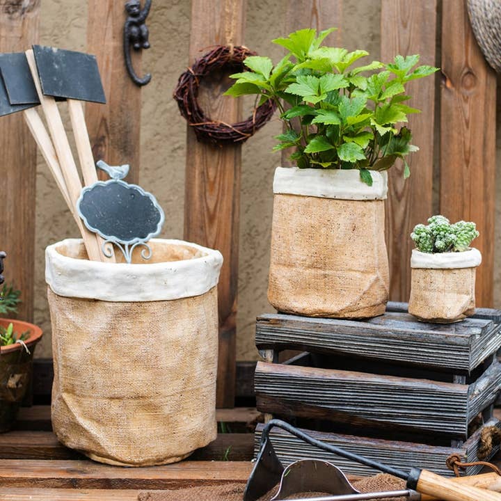 Pot de jardin en béton de style sac en papier pour la vente par Rustic Reach