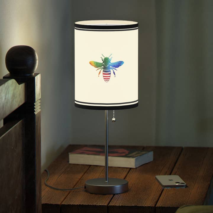 Bee Proud | Lampada su supporto per la vendita all'ingrosso da parte di Walt & Pete