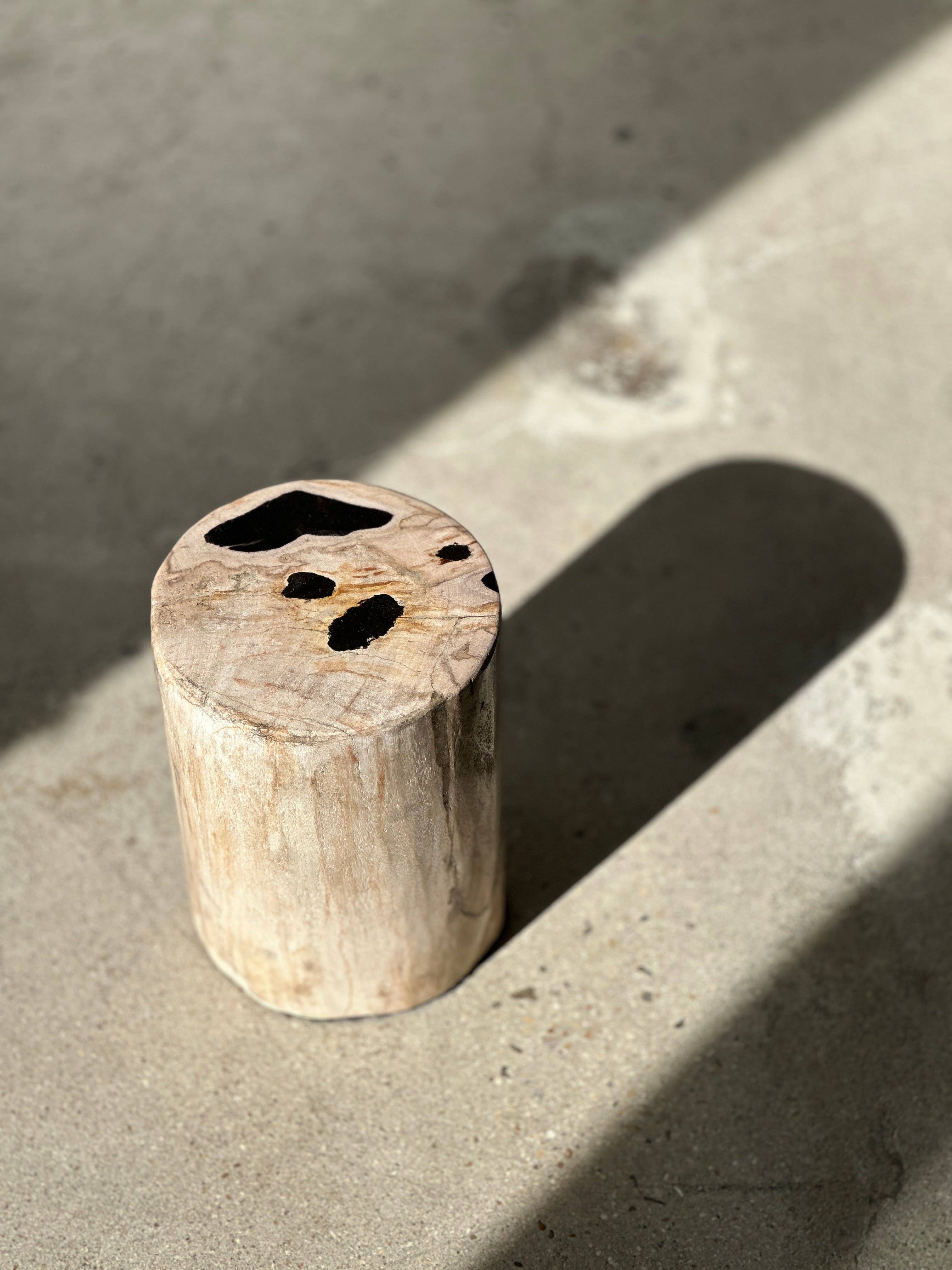 Office Objets - Wholesale Side Table - White petrified wood side table with black spots H:27.5 D:1842