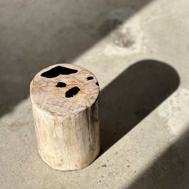 Office Objets - Wholesale Side Table - White petrified wood side table with black spots H:27.5 D:1842