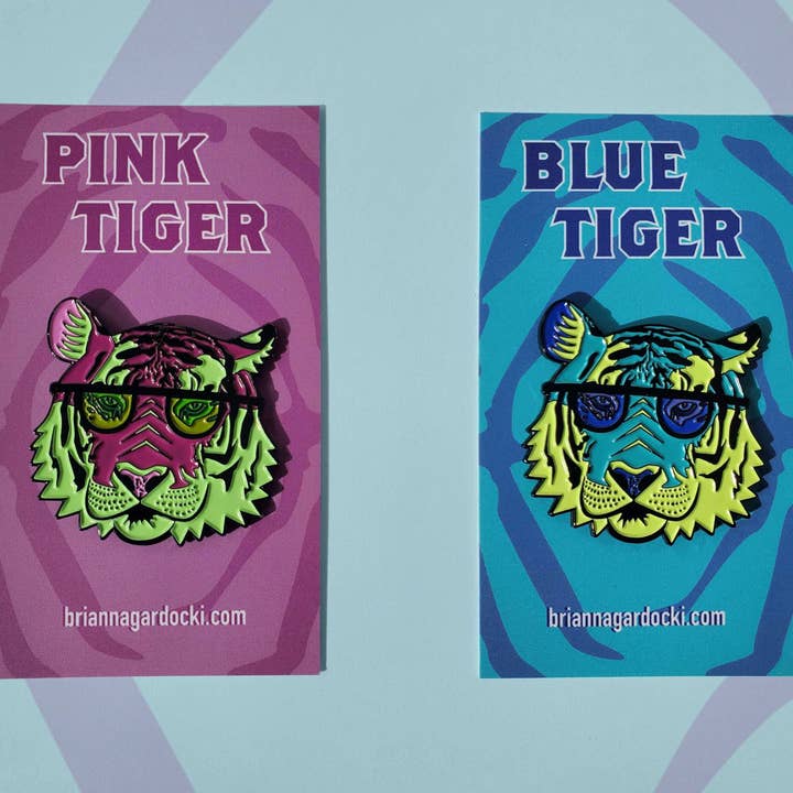 Anstecknadel mit rosafarbenem und blauem Tiger, Motiv: Cool, Katze für den Großhandel von Brianna Gardocki Art