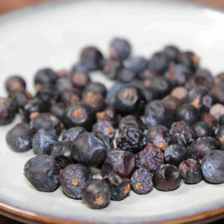 Bacche di ginepro intere per la vendita all'ingrosso da parte di Les Epices Curieuses