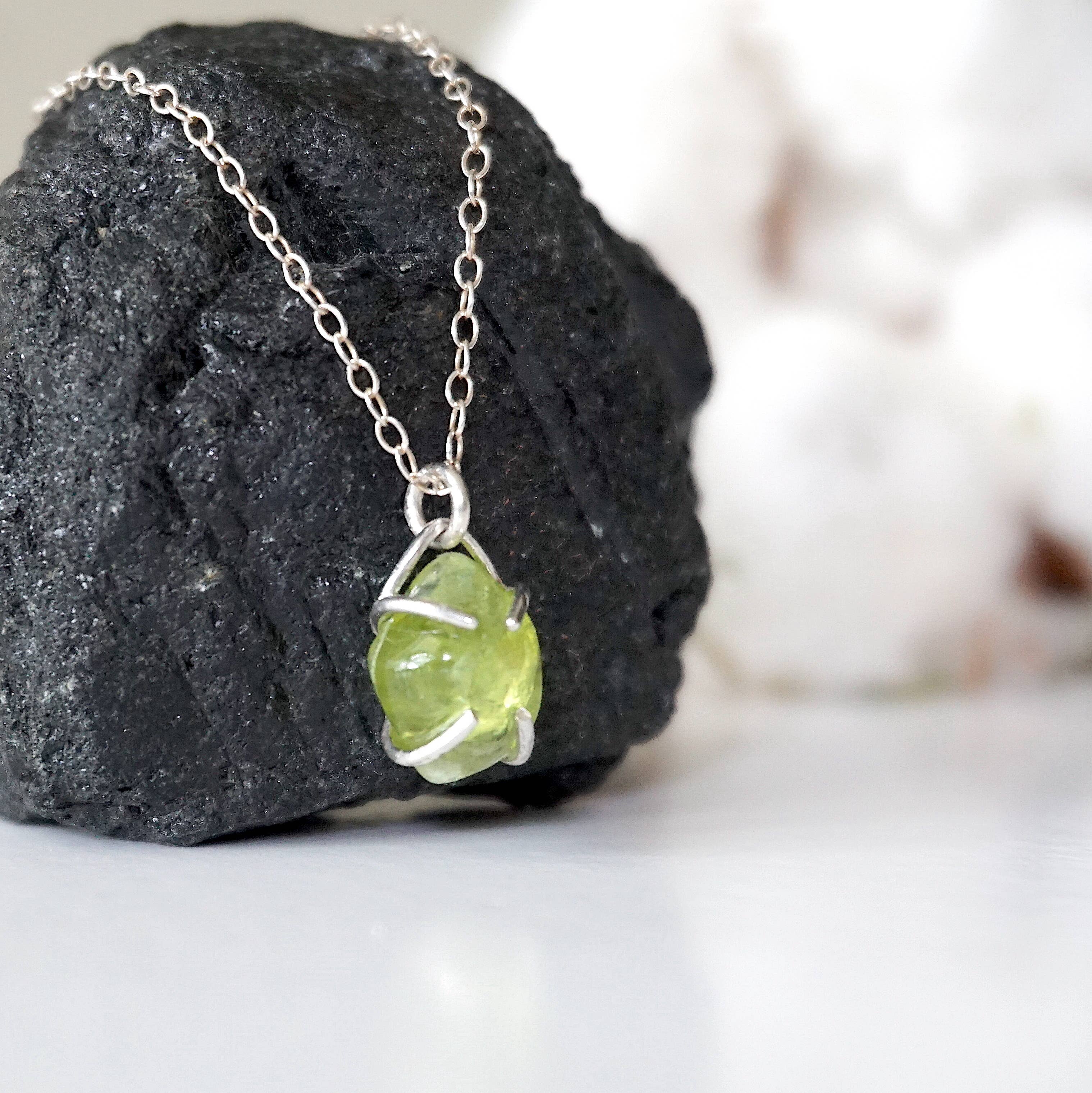 Raw Stone Elegance – wholesale Hänge-/berlockhalsband – Rå grön Peridot Crystal Charm Halsband, August Birthstone1