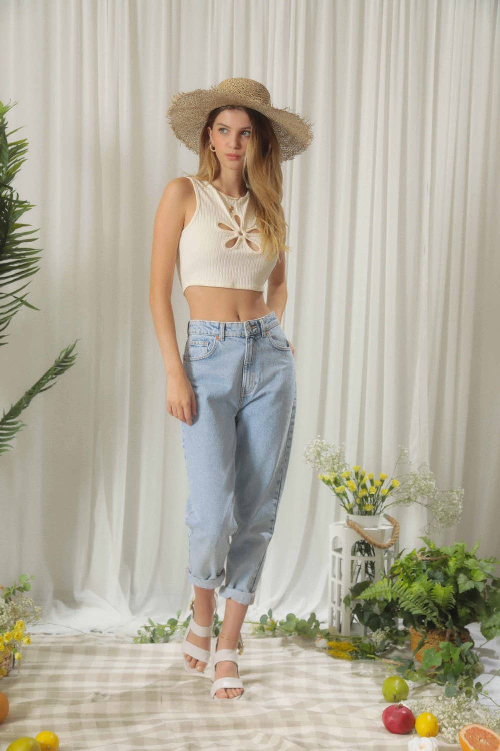 Endless Blu - Vendita all'ingrosso Top in maglia - Donna - TOP CORTO RITAGLIATO FLOREALE A COSTE DJT52123