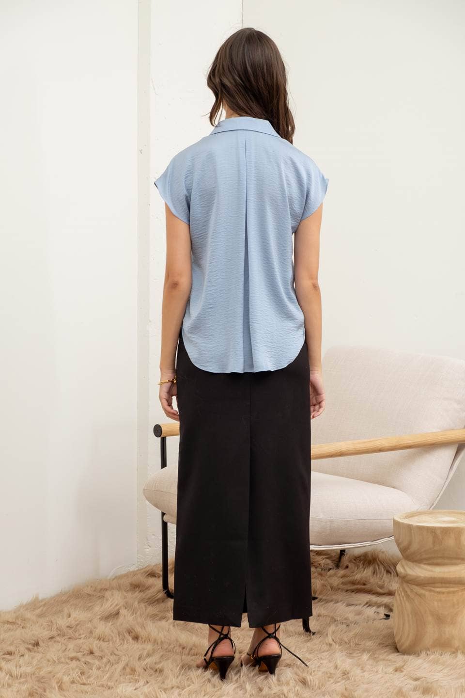 The Workshop Studio – Blusa - Mulher por atacado – CAMISA TEXTURIZADA COM OMBROS CAÍDOS, GOLA E BOTÕES30