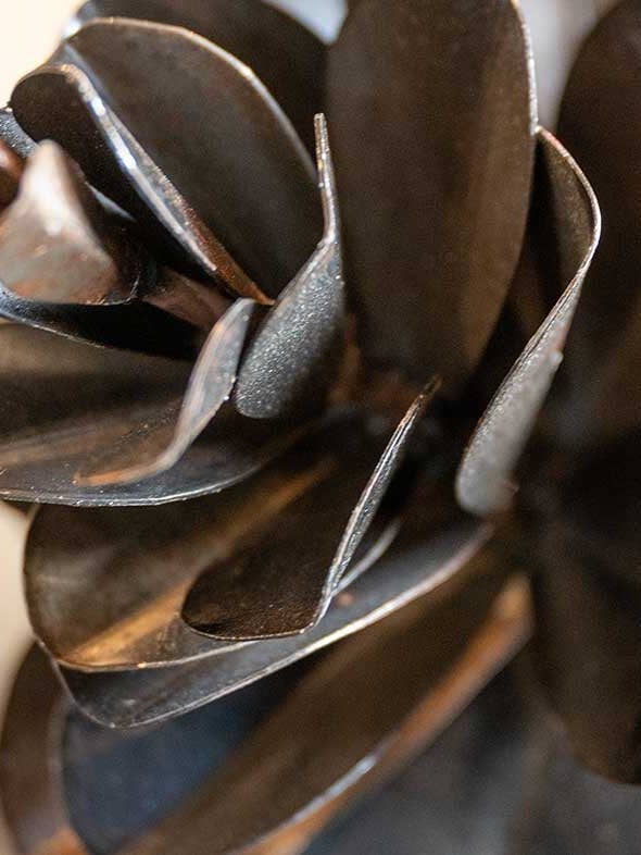 Gartenkunst aus recyceltem Metall - Kiefernzapfen für den Großhandel von chi-africa