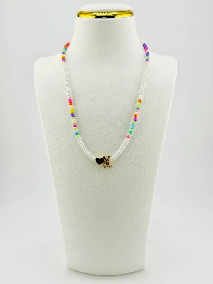 Collar Initial con cuentas en X en colores blanco y pastel para venta al por mayor de Bella Blu Designs