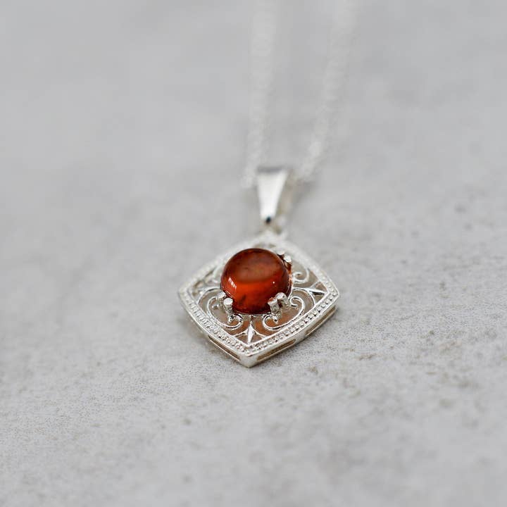 Pendentif vintage en ambre, collier victorien en argent pour la vente par Marcin Waryszak