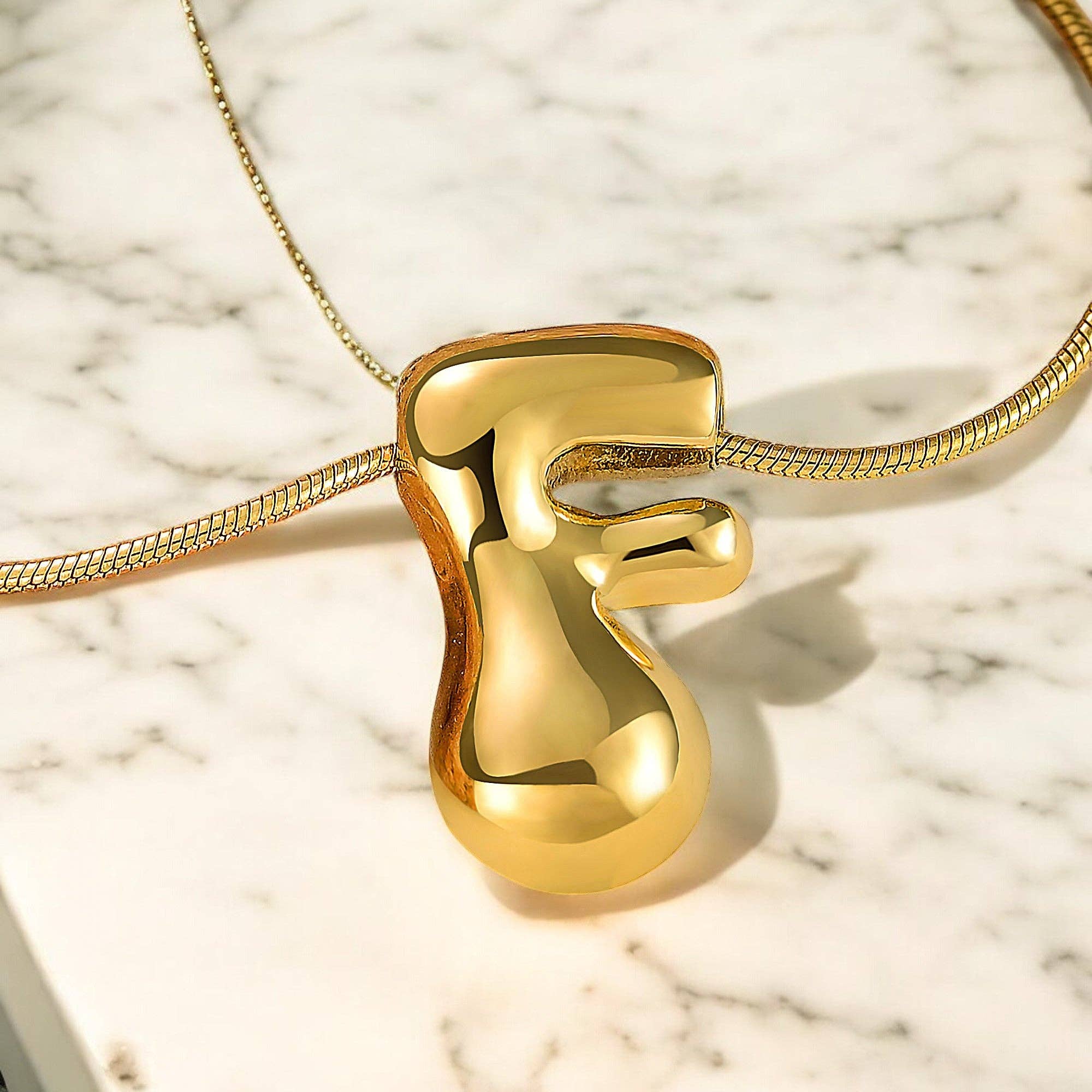 Cape Diablo - Vente Colliers à pendentif - Collier Initiale Lettre Bulle Chute Éclat Doré5
