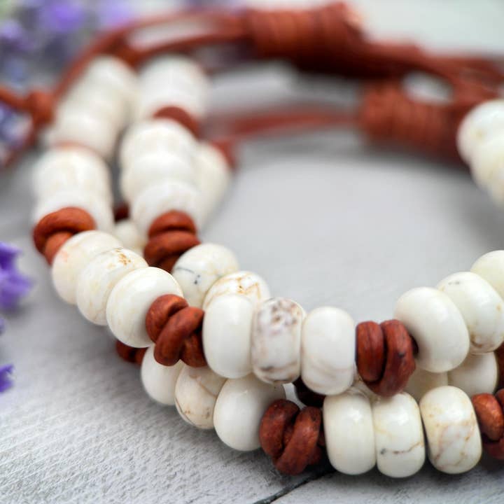 Gemstone Branca Magnesite e Bracelete Rustica Cristal de Empilhamento em Couro Castanho por atacado de Sunlight Silver Jewelry