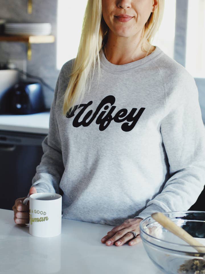 Chandail Wifey Crew pour la vente par KLSD