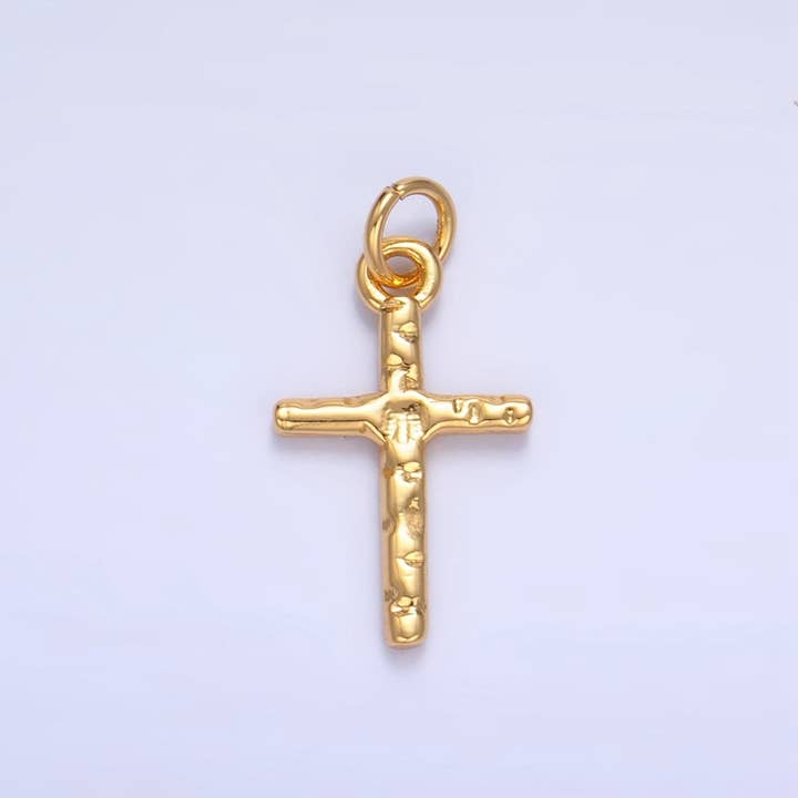 Pendentif Croix Minimaliste Martelée en Or 24K Rempli | W112 pour la vente par Aim Eternal