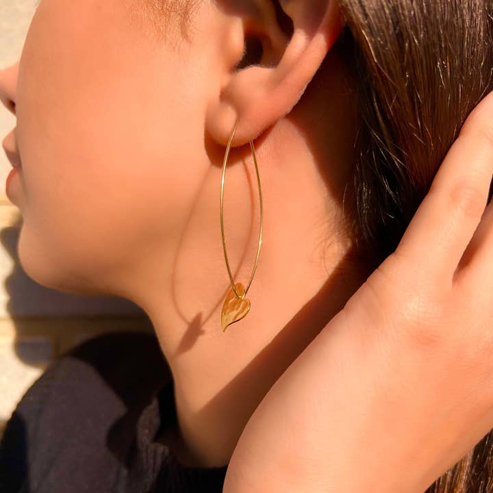 Otis Jaxon London – wholesale Dangle earrings – Ellipse Hammered Heart Gold Drop Earrings